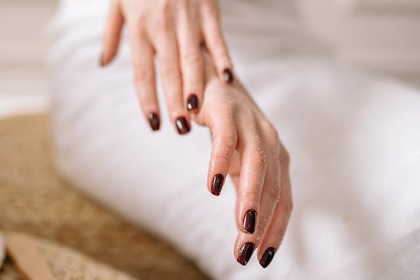 Comment préparer un gommage corporel revitalisant avec du marc de café et de l'huile de coco ?