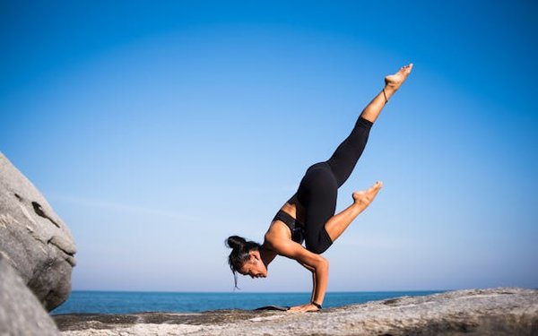 Comment intégrer des séances de yoga en plein air pour maximiser les bienfaits de la pratique?